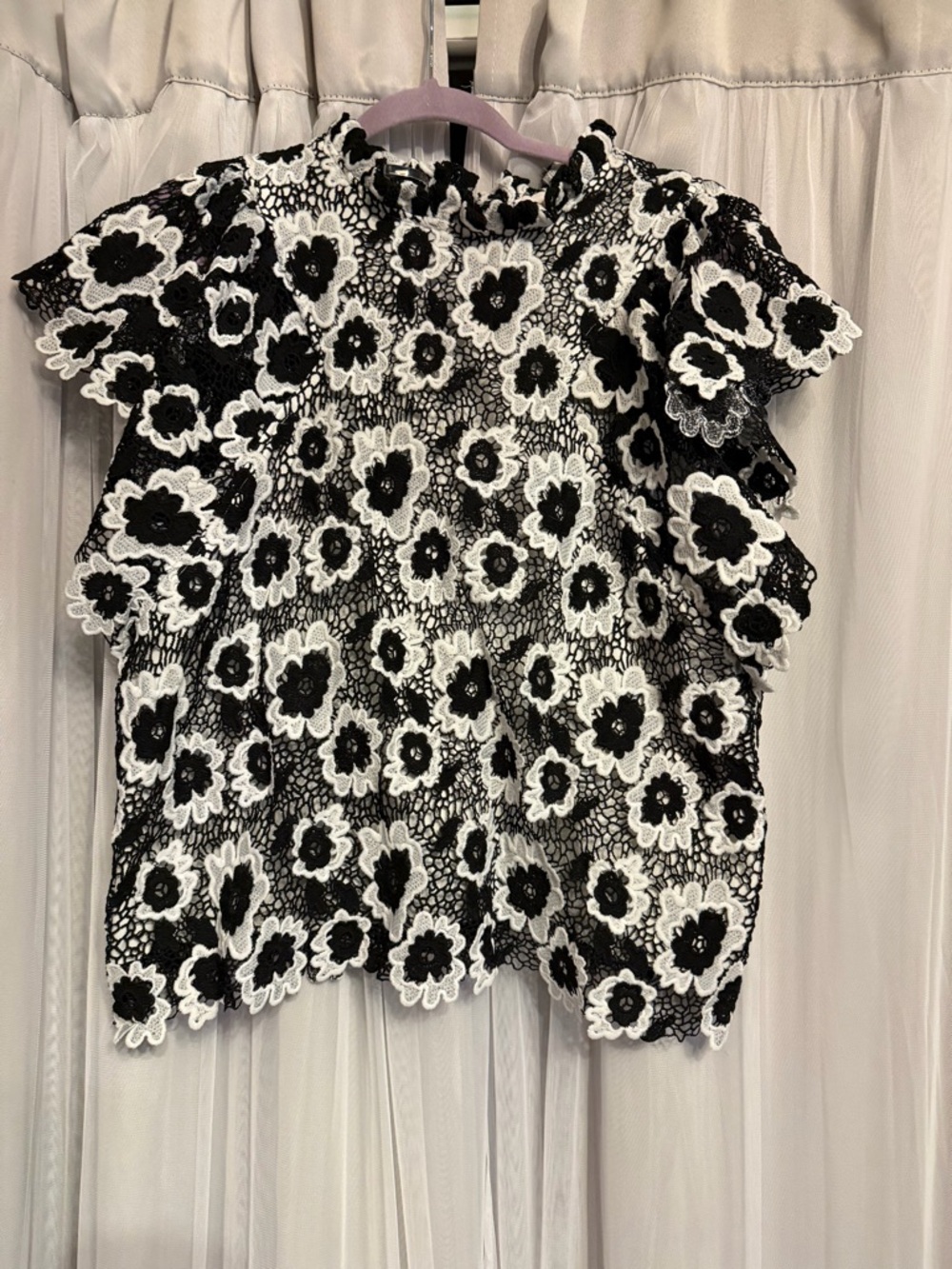 entro Black & White Floral Lace Short Sleeve Blouson